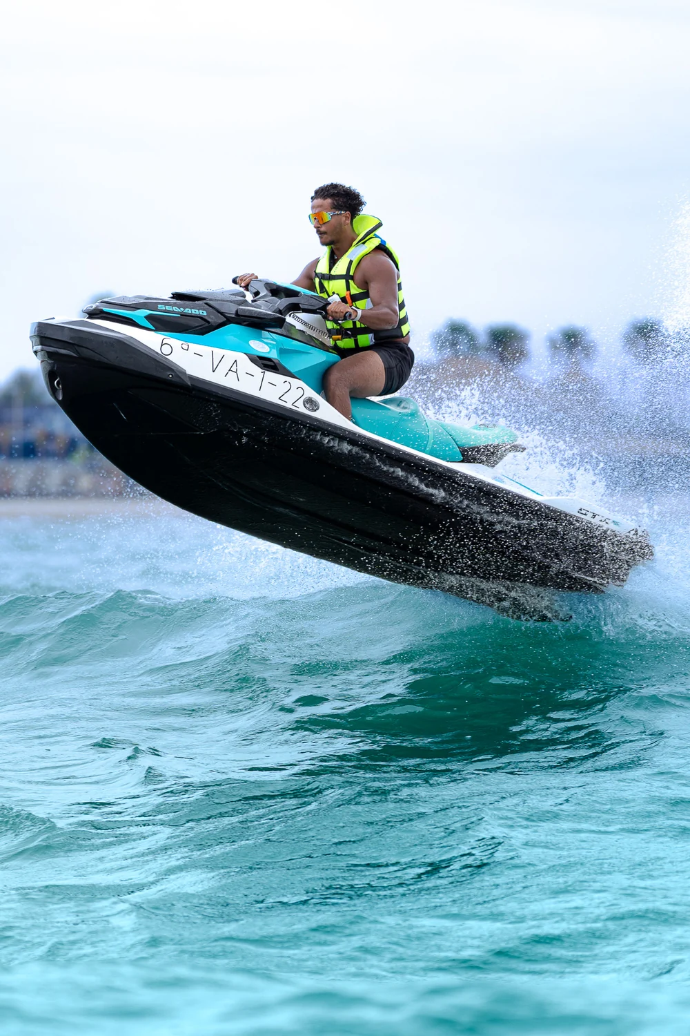 Conductor saltando una ola con una moto de agua Sea-Doo de Alfa Náutica